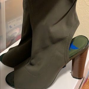Green peep toe heels